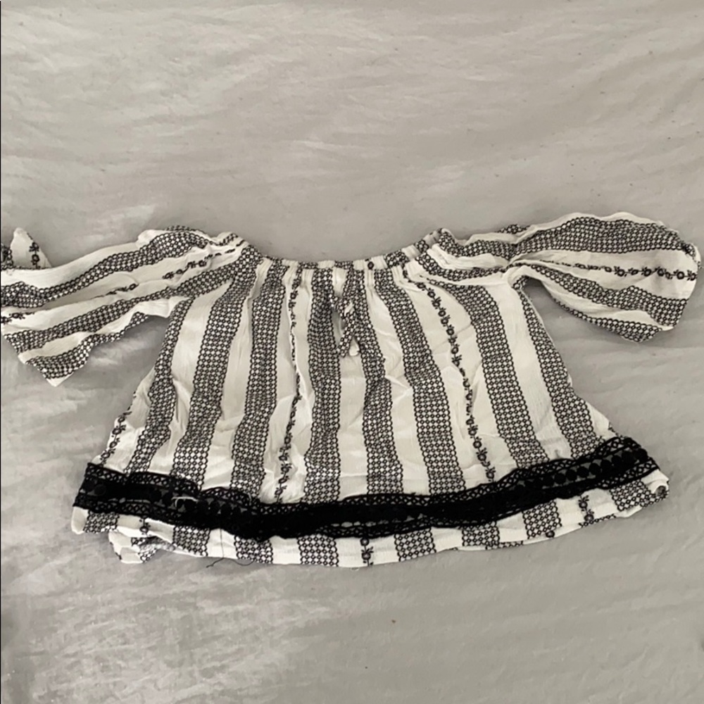 Jessica Simpson black and white top